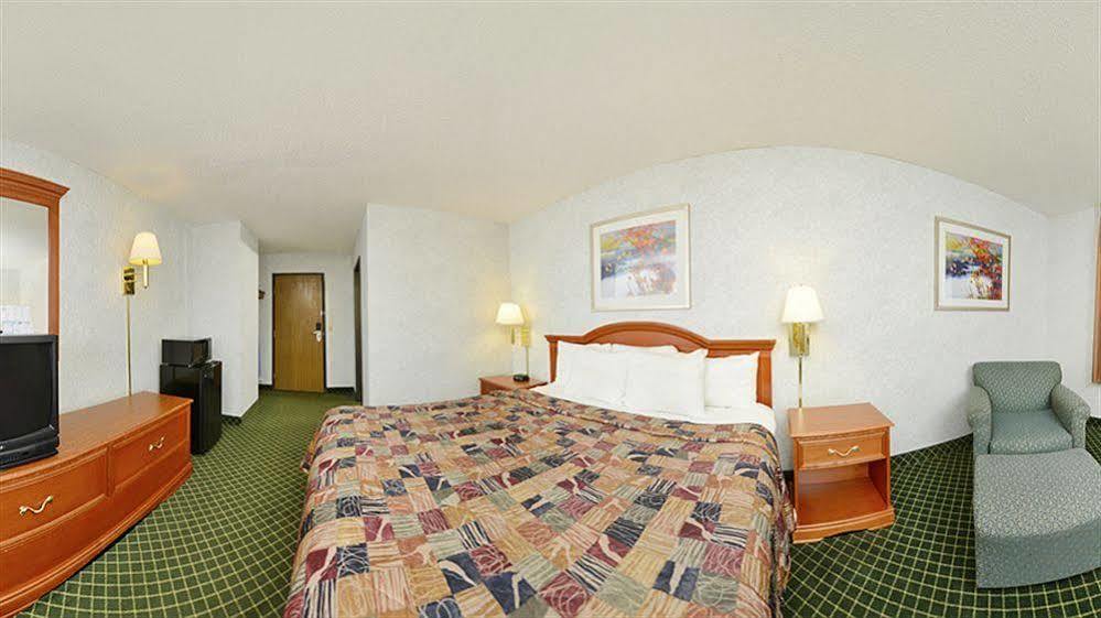 Days Inn By Wyndham Topeka Exterior foto