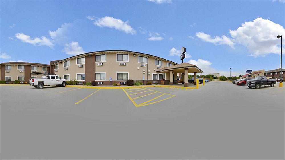 Days Inn By Wyndham Topeka Exterior foto